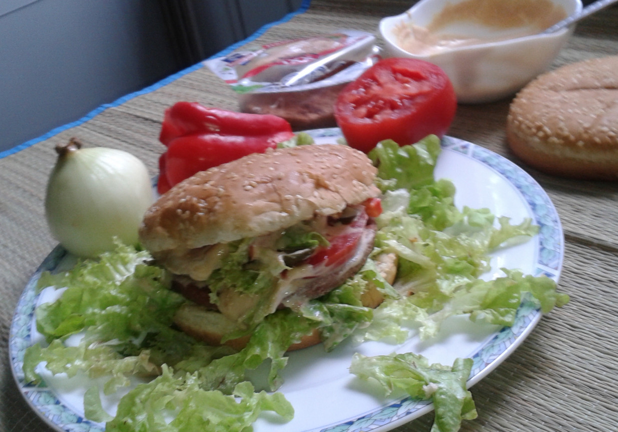 Hamburgery domowe z grilla  foto