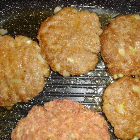 Krok 3 - Hamburgery domowe z oliwkami i sosem majonezowym foto
