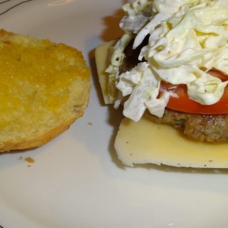 Krok 6 - Hamburgery domowe z oliwkami i sosem majonezowym foto