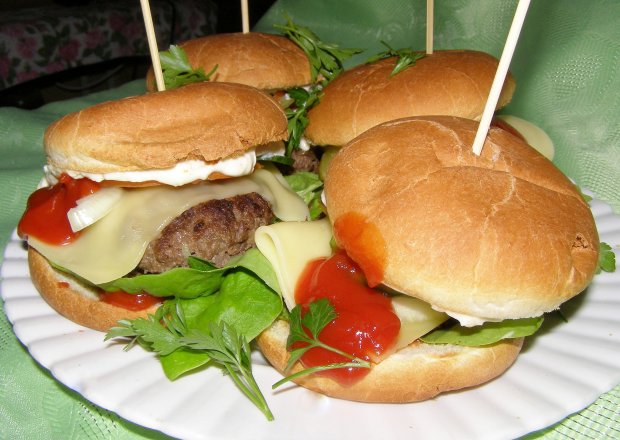Fotografia przedstawiająca hamburgery domowe...