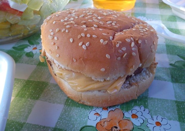 Fotografia przedstawiająca hamburgery na grilu
