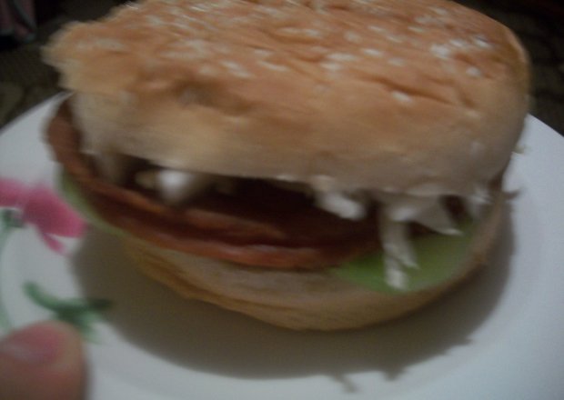 Fotografia przedstawiająca hamburgery rybne z koperkiem