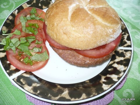 Fotografia przedstawiająca hamburgery w domu
