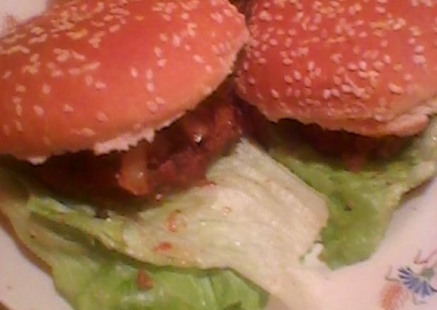 Fotografia przedstawiająca hamburgery wołowe