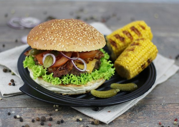 Fotografia przedstawiająca Hamburgery z grilla