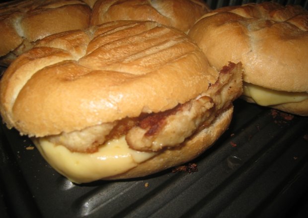 Fotografia przedstawiająca Hamburgery z mięskiem z grilla