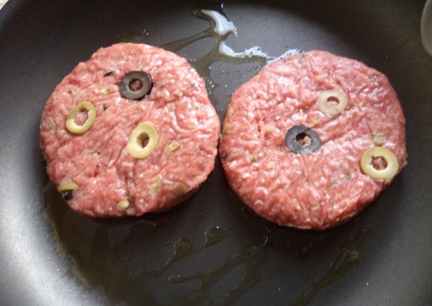 Fotografia przedstawiająca Hamburgery z oliwkami i kaparami