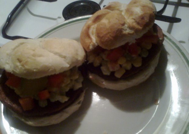 Fotografia przedstawiająca Hamburgery z sałatką
