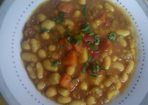 Fotografia przedstawiająca Harira - marokańska zupa w wersji wegetariańskiej