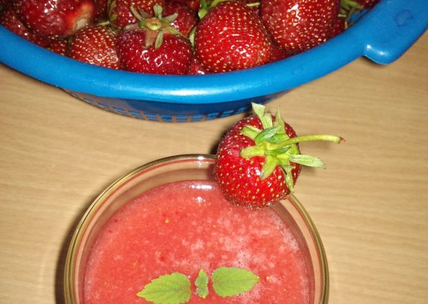 Fotografia przedstawiająca Herbaciane smoothie z truskawkami