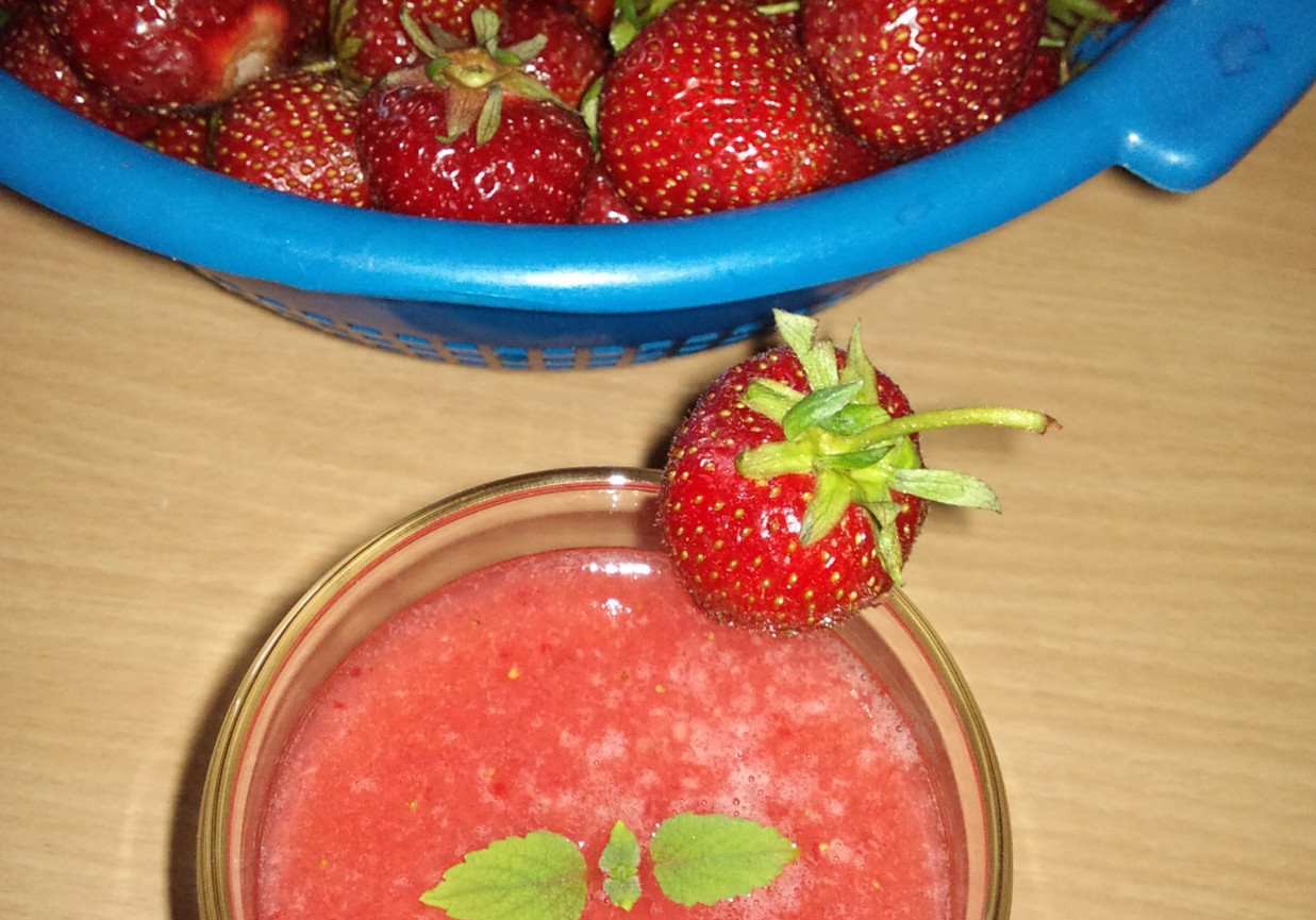Herbaciane smoothie z truskawkami foto