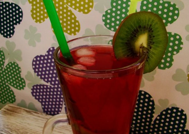 Fotografia przedstawiająca Herbaciany napój z owocami