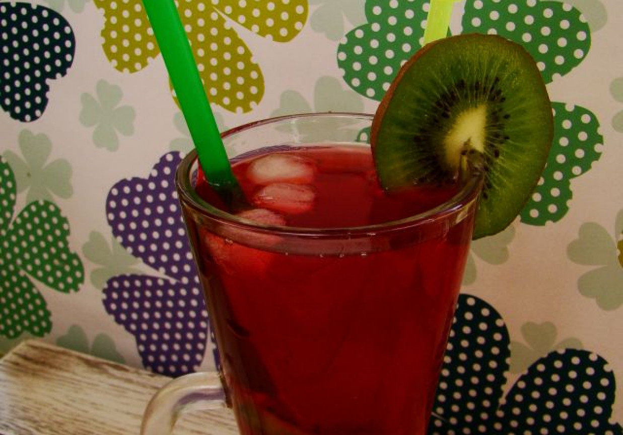 Herbaciany napój z owocami foto