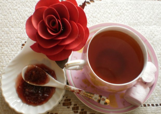Fotografia przedstawiająca Herbata  cynamonowo- różana: