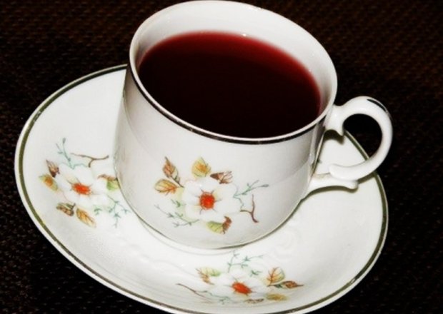 Fotografia przedstawiająca Herbata hibiskusowa z wiśniówką