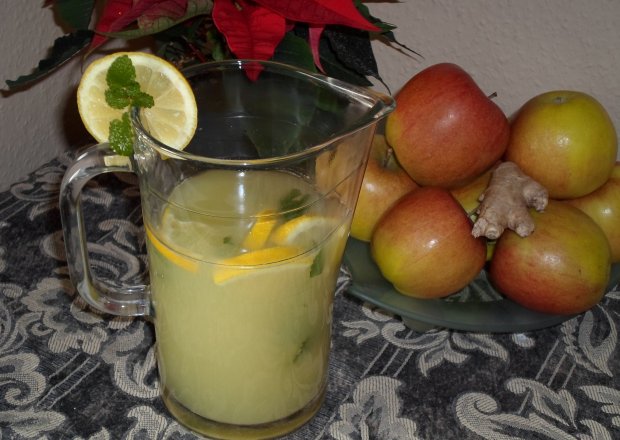 Fotografia przedstawiająca Herbata imbirowa z pomarańczą, cytryną i melisą