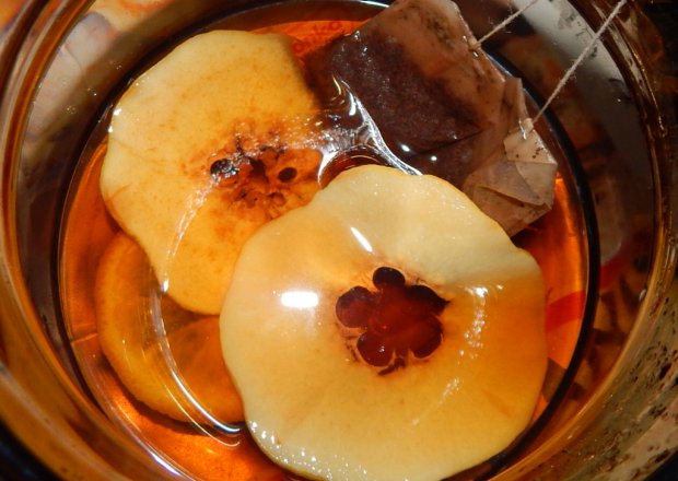 Fotografia przedstawiająca Herbata jesienna z pigwą, mandarynką i miodem