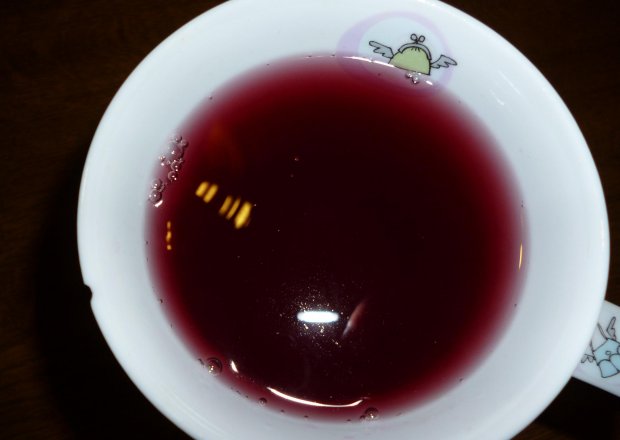 Fotografia przedstawiająca Herbata lipowa z miodem i sokiem malinowym