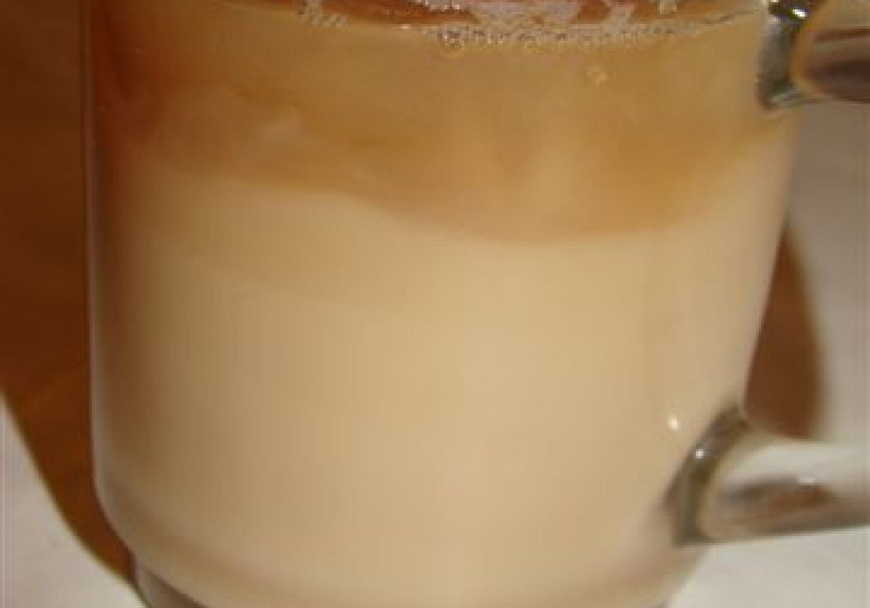Herbata lipowa z mlekiem foto