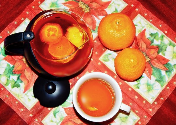 Fotografia przedstawiająca Herbata mandarynkowa z kardamonem i miodem lipowym