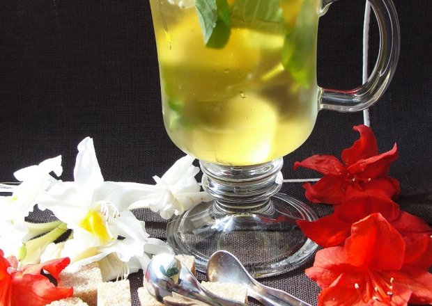 Fotografia przedstawiająca Herbata miętowo cytrynowa na upały