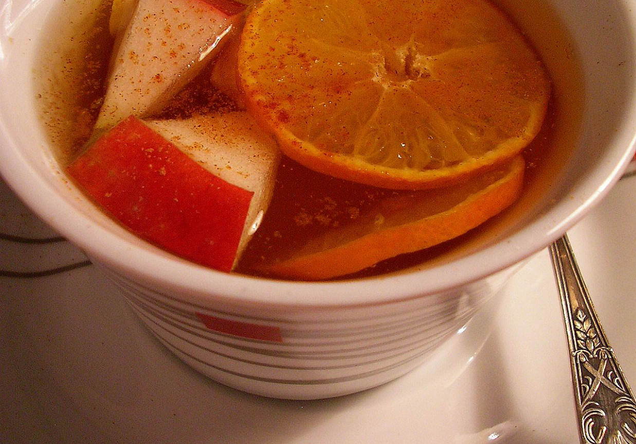 Herbata miks owocowy z cynamonem i sokiem malinowym foto