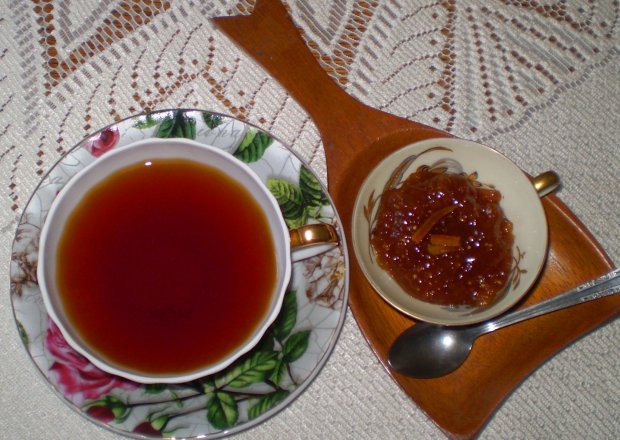 Fotografia przedstawiająca Herbata z imbirem i smaczkiem pomarańczy :