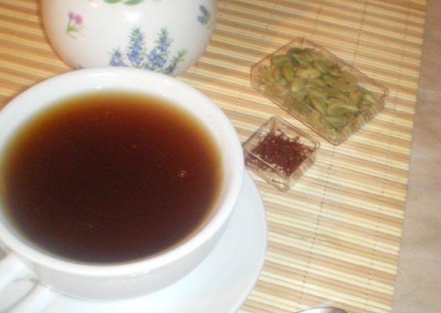 Fotografia przedstawiająca Herbata z kardamonem i szafranem