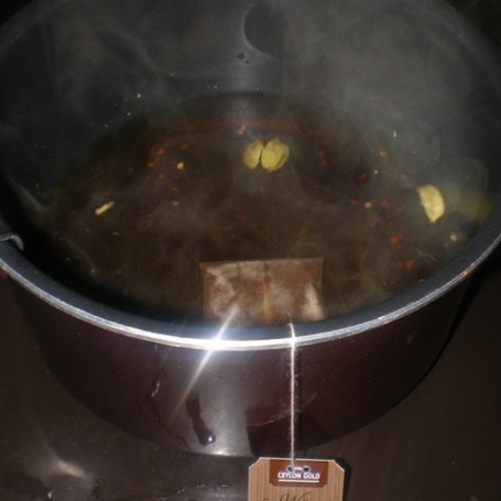Krok 2 - Herbata z kardamonem i szafranem foto