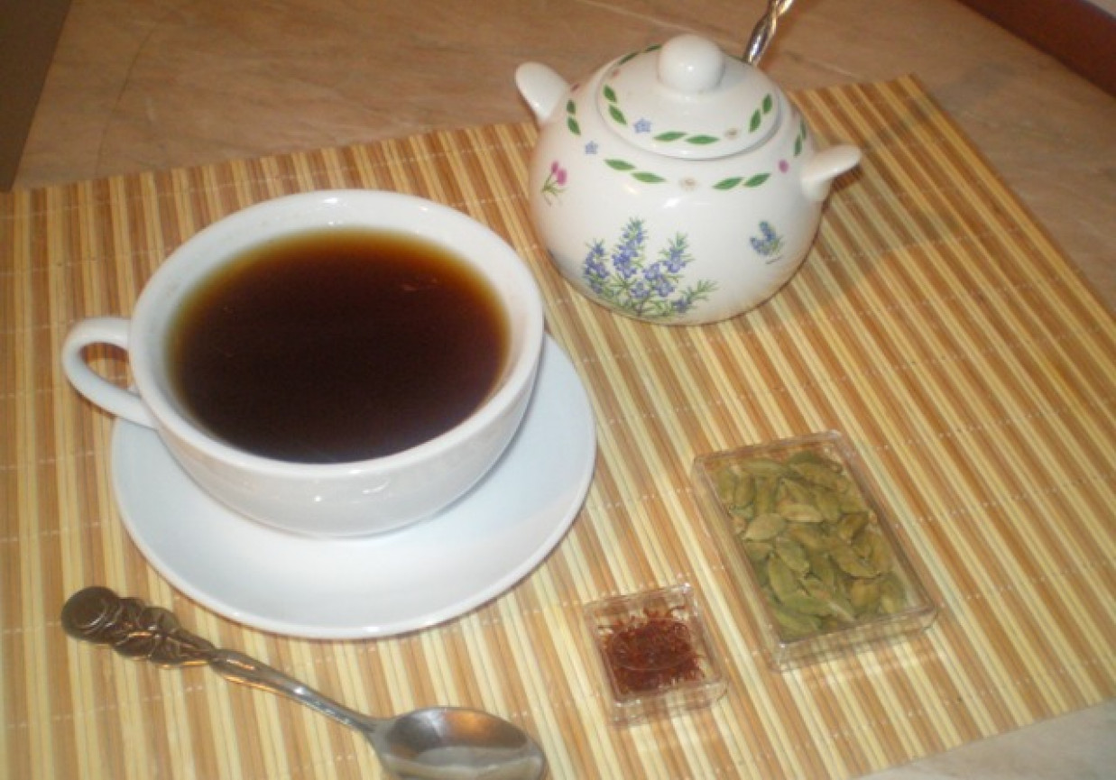 Herbata z kardamonem i szafranem foto