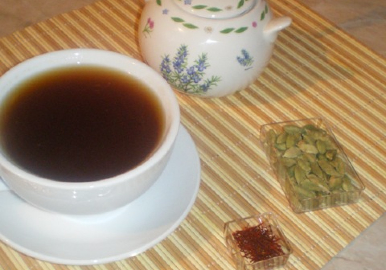 Herbata z kardamonem i szafranem foto