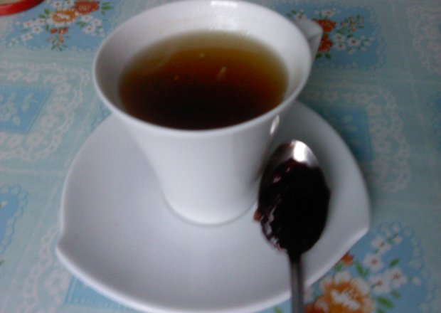 Fotografia przedstawiająca Herbata z konfiturą z czarnych porzeczek