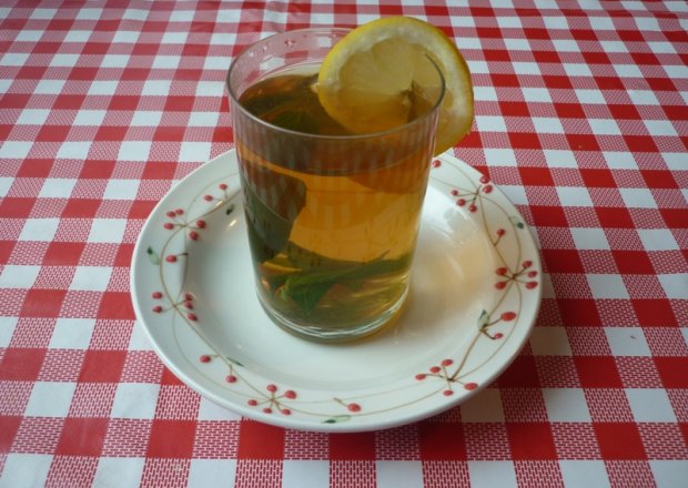 Fotografia przedstawiająca Herbata z miętą, cytryną i miodem