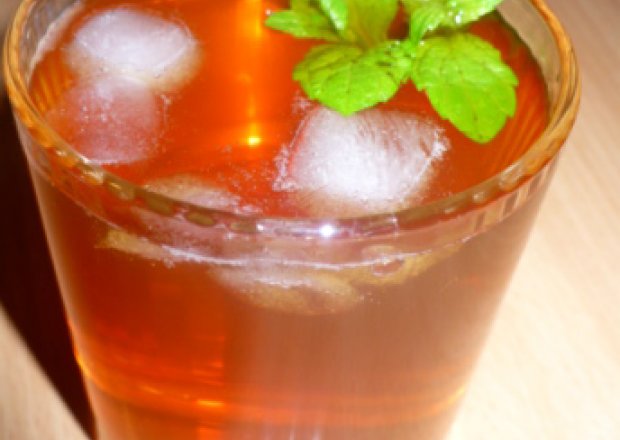 Fotografia przedstawiająca Herbata z miętą i lodem Przepis na 9 szklanek