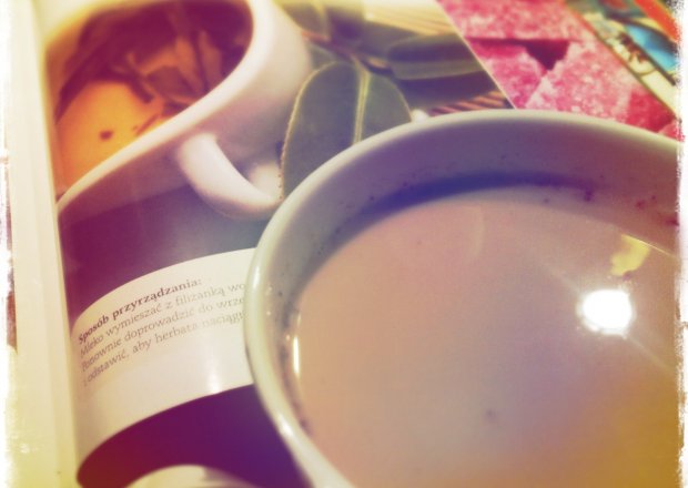 Fotografia przedstawiająca herbata z mlekiem i  kardamonem