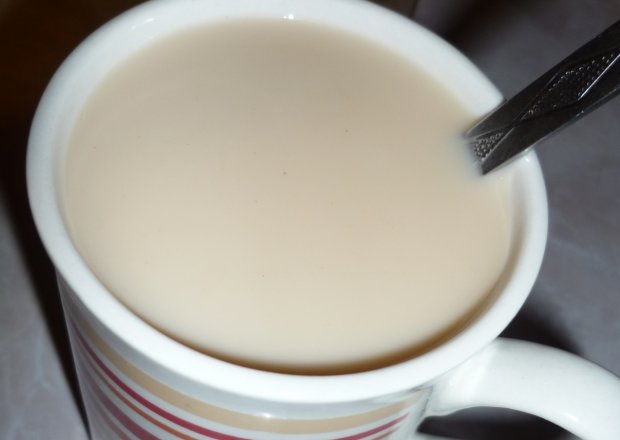Fotografia przedstawiająca herbata z mlekiem i miodem