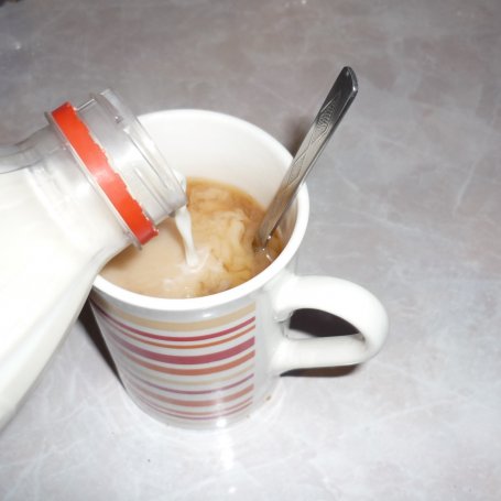 Krok 2 - herbata z mlekiem i miodem foto