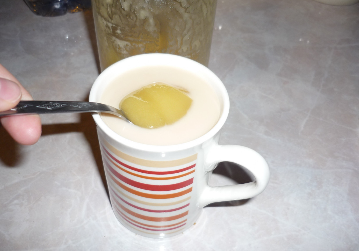 herbata z mlekiem i miodem foto