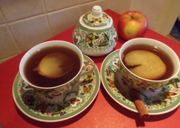Fotografia przedstawiająca Herbata z plastrami jabłka