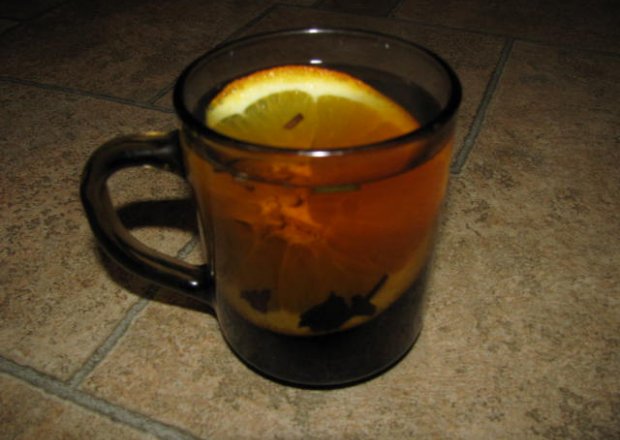 Fotografia przedstawiająca Herbata z pomarańczą i goździkami