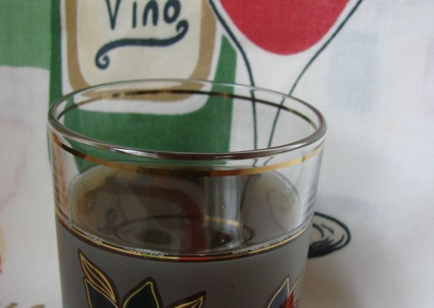 Fotografia przedstawiająca herbatka z alkoholem na gorąco