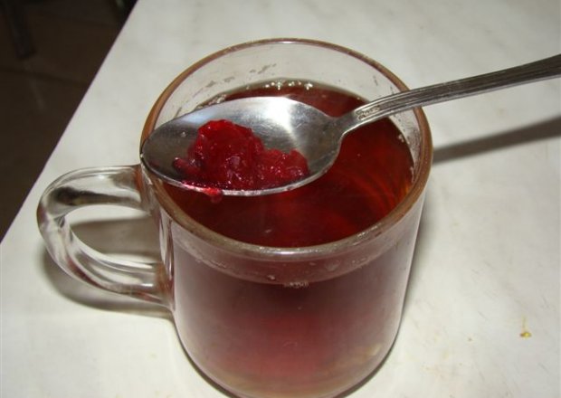 Fotografia przedstawiająca herbatka z konfiturą z płatków z dzikiej róży