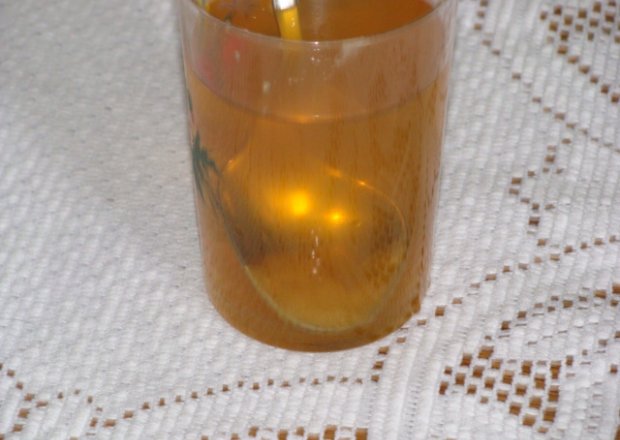 Fotografia przedstawiająca herbatka z miodkiem i wódką
