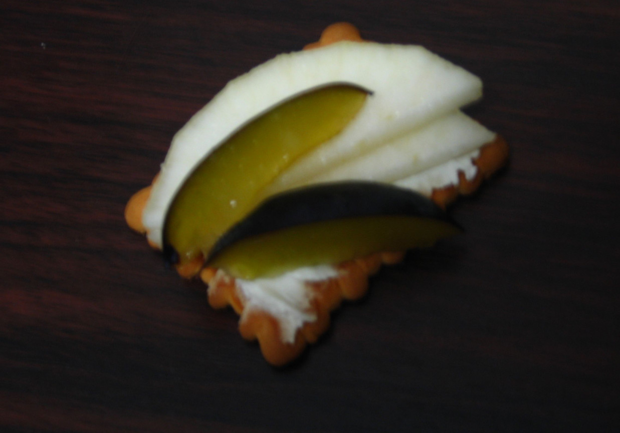 Herbatniki z serkiem i owocami foto