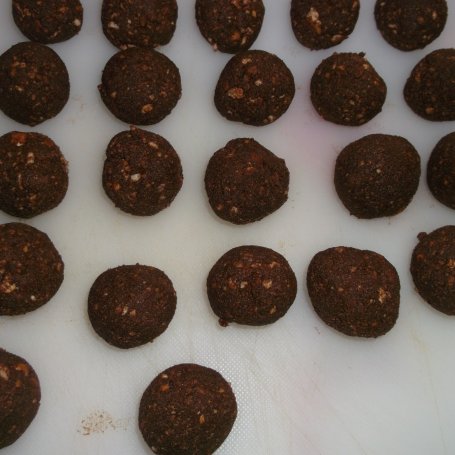 Krok 2 - Herbatnikowe trufelki w polewie czekoladowej. foto