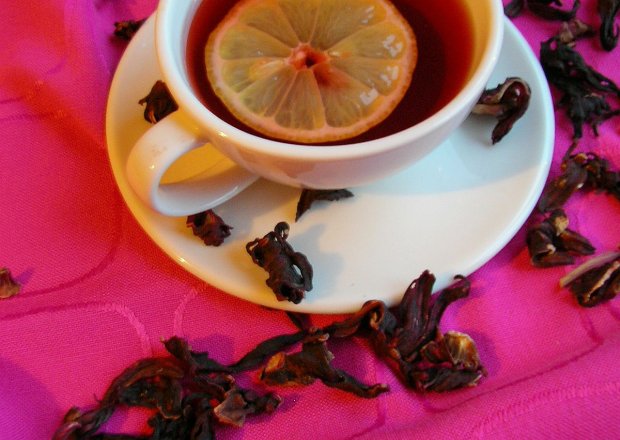 Fotografia przedstawiająca Hibiskusowa herbata z cytryną