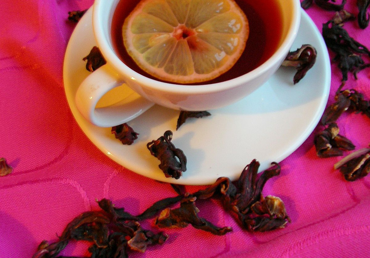 Hibiskusowa herbata z cytryną foto