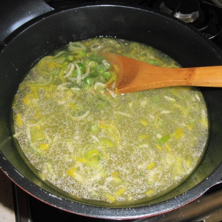 Krok 3 - Hiszpańska kremowa zupa z groszku foto