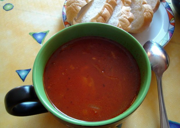 Fotografia przedstawiająca Hiszpańska zupa pomidorowa