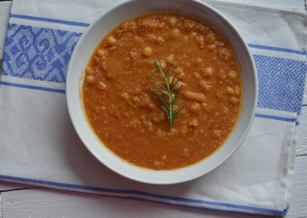 Fotografia przedstawiająca Hiszpańska zupa z ciecierzycy